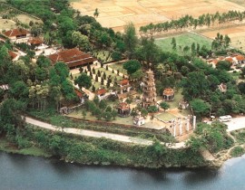 CHUA-THIEN-MU-HUE-48703354381.jpg
