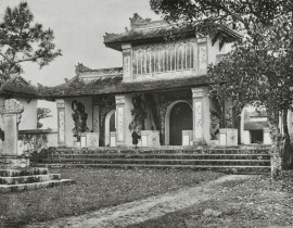 Hue-1920-1929-Portique-dans-la-Pagode-de-Thien-Mu-Cong-tam-quan-trong-khuon-vien-chua-Thien-Mu-38592094731.jpg