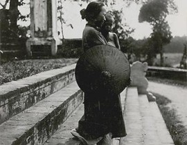 Hue-1919-1926-Femme-annamite-et-son-enfant-descendant-les-degres-d-une-pagode-40952822501.jpg