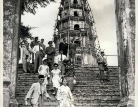 Hue-1958-Thu-tuong-Ma-Lai-Tengku-Abdul-Rahman-vieng-tham-Viet-Nam-Thap-Phuoc-Duyen-chua-Thien-Mu-35339891015.jpg