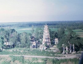 HUE-1963-Thien-Mu-Pagoda-west-of-Hue-from-helicopter-14830795418.jpg