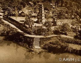 AP1859-Morin-Husson-Hue-1920-Vue-aerienne-de-la-tour-de-la-pagode-Linh-Mu-31865211393.jpg