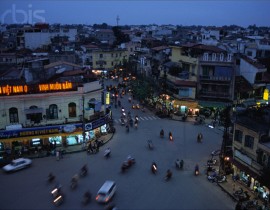 Hanoi-Intersection-in-Old-Quarter-ca-2001-Quang-truong-Dong-Kinh-Nghia-Thuc-4991750917.jpg