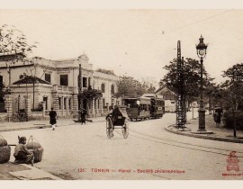 Hanoi-Le-Tramway-passant-devant-la-Societe-Philarmonique-en-1920-4988900489.jpg