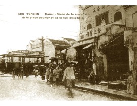HANOI-Scene-de-rue-au-coin-de-la-Place-Negrier-et-de-la-Rue-de-la-Soie-4991637631.jpg