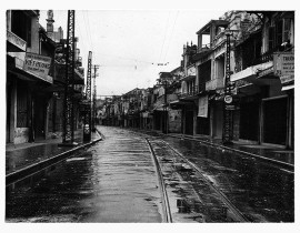 Canh-Pho-Hang-Dao-buon-tenh-sau-ngay-Viet-Minh-tiep-quan-Ha-Noi-Thang-10-1954-5007199240.jpg