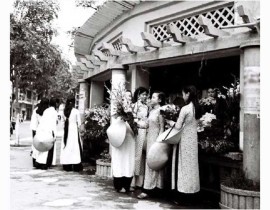 day-kiosk-ban-hoa-goc-Dinh-Tien-Hoang-Hang-Khay-thap-nien-1960-che-mat-Ho-Guom-o-phia-sau-5006589061.jpg