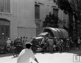 Last-days-of-Hanoi-phia-truoc-Dai-hoc-Ha-Noi-pho-Le-Thanh-Tong-5007197976.jpg