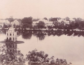Hanoi-1890-Petit-Lac-Thap-rua-Ho-Guom-voi-tuong-Nu-than-Tu-Do-tren-noc-38888723291.jpg