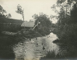 Indochine-Environs-d-Hanoi-Enfants-a-la-baignade-1900-49098141602.jpg