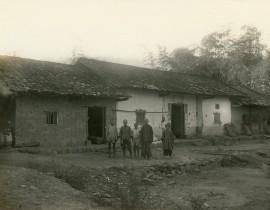 Indochine-Case-et-annamites-dans-les-faubourgs-d-Hanoi-1900-49097941171.jpg